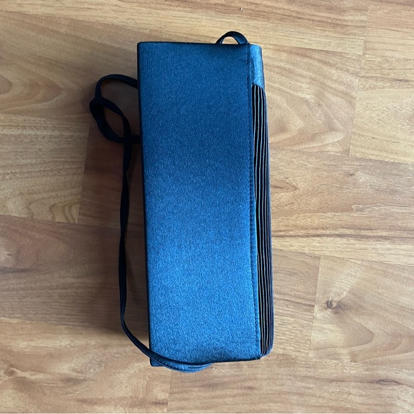 Black rose, pleated design crossbody bag - Picture 9 of 16